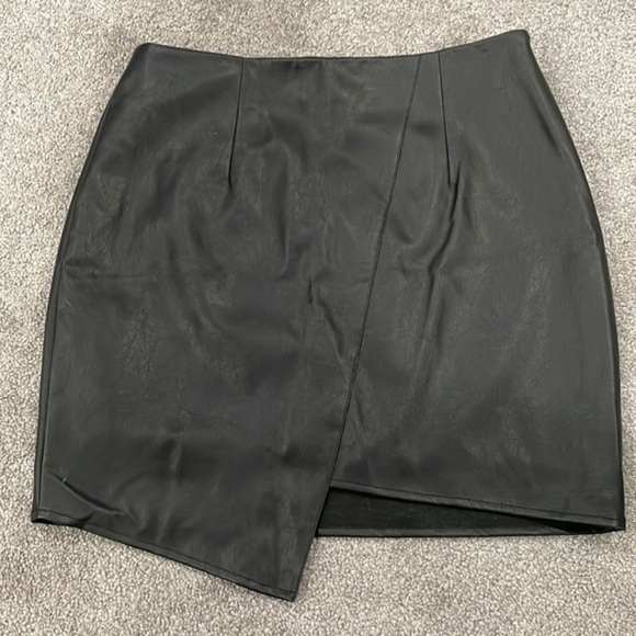 YOINS Dresses & Skirts - Women’s faux leather skirt